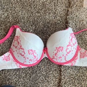 Victoria secret bra size 32DD.